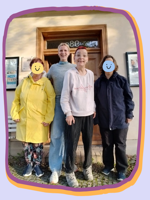 Martina, Manu, Maria und Christine stehen vor der offenen Tür vom heidehaus. Alle lachen in die Kamera. Vor Martinas und Marias Gesicht ist ein Smiley.
